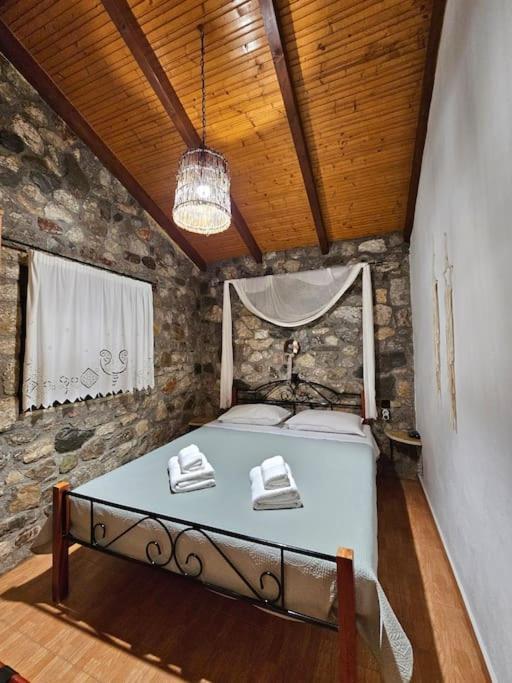 Patras Stonehouse With Large Yard - Πέτρινο Σπίτι Με Αυλή Villa Paralia  Luaran gambar